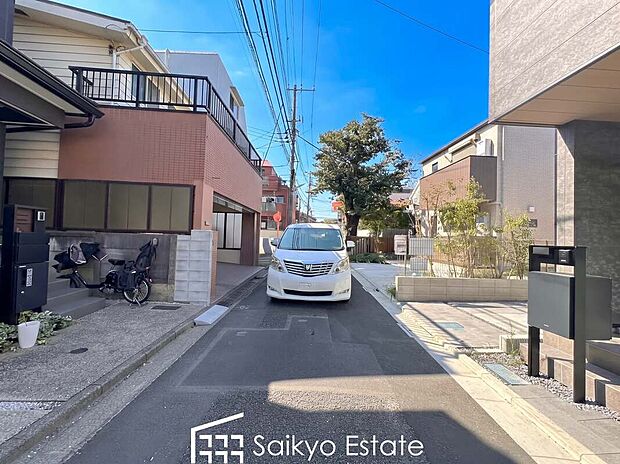 【前面道路】スーパー、コンビニまで徒歩約6分以内など周辺は商業施設が充実した暮らし便利な立地です！急なお買い物も安心です♪