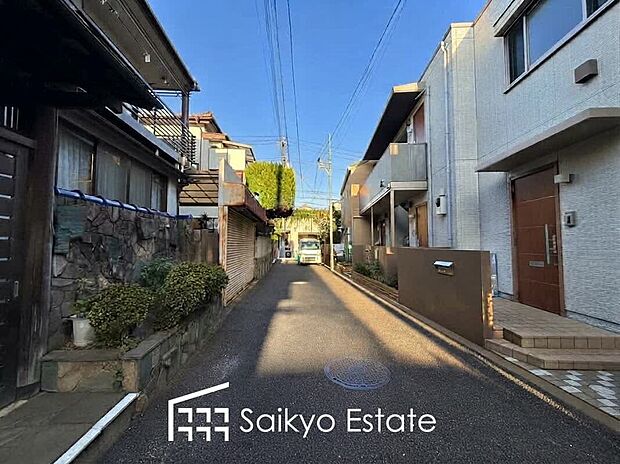 【前面道路】「高円寺南公園」まで徒歩約3分など、周辺は公園が点在する緑豊かな住環境です。この機会に是非、周辺環境も併せて現地をご覧ください。
