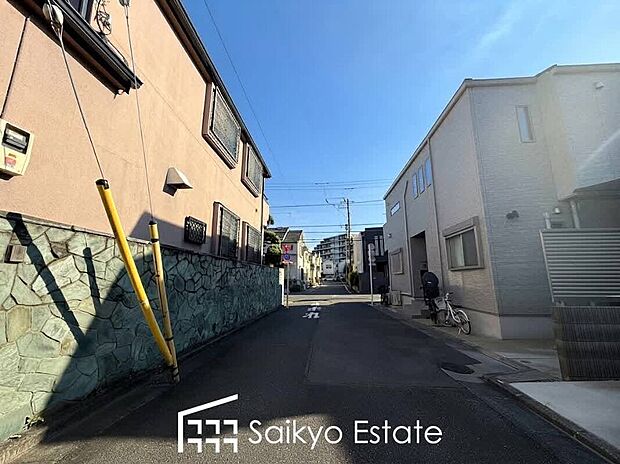 【前面道路】スーパーまで徒歩約2分など、周辺は商業施設が充実した暮らし便利な立地です!急なお買い物も安心です♪