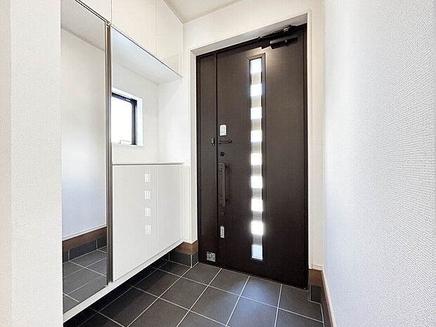 【施工例:Entrance】
構造躯体の倒壊等防止/損傷防止の双方で耐震等級3を標準仕様とし、繰り返す地震や台風をはじめ、さまざまな災害から家族と暮らしを守ります。