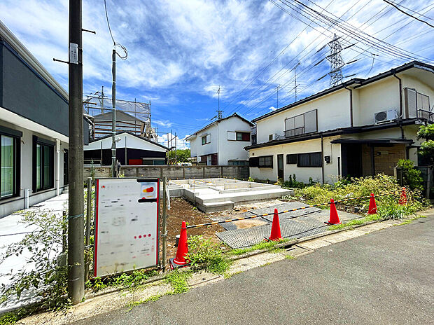 【外観：10月上旬撮影】
LDKは16.8帖あり、リビングには床暖房が搭載されて足先が冷えやすい方でも過ごしやすい空間を創り出します。