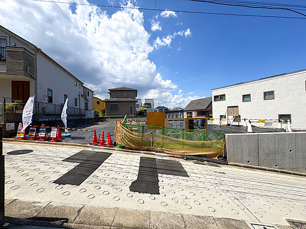 【外観】
LDK24帖の広々設計やWICが備わった収納豊富なプラン、敷地内にカースペースが備わった仕様など建売では叶わない自分好みの邸宅を建築可!