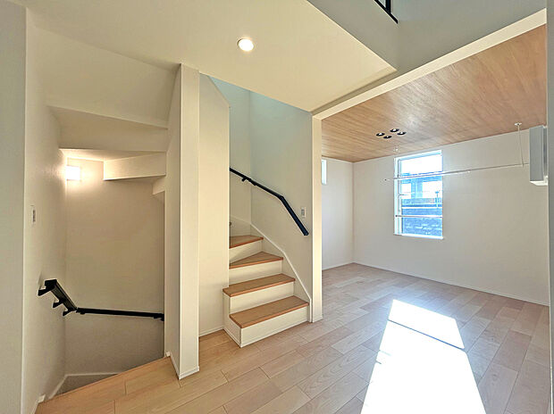 【LDK】
オープンキッチン仕様により、キッチン内からリビング全体を見渡すことが可能で、家族団らんの時間が増えます。