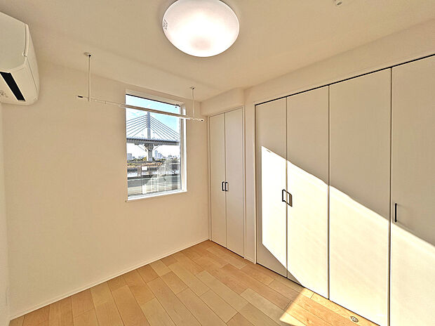 【Room】
全居室に収納スペースが備わっており、洋服や普段使わないような物を置いておくことで、居室を広くキレイに利用可能にします。