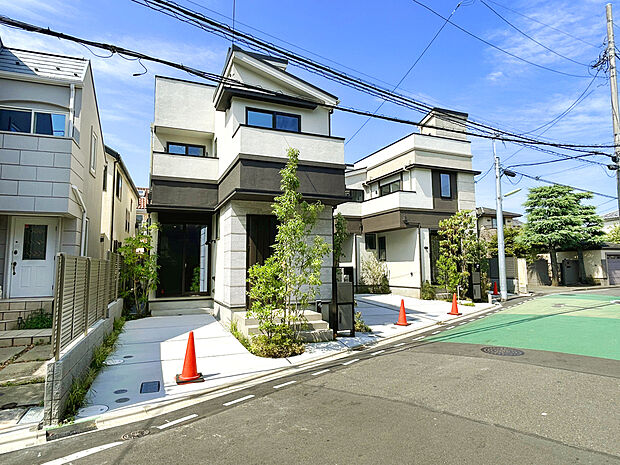 【外観】
外観デザインにこだわった高級住宅街に相応しい4邸が誕生。
各棟異なる間取りプランでライフスタイルに合った選べる住まい。
