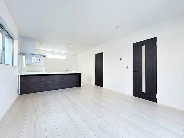 【施工例：LDK】
各棟LDK15帖超+4～5部屋の広々とした間取りプラン。収納も豊富で部屋をキレイな状態で保ちやすくなります。