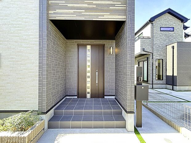 【施工例：Entrance】
土日祝現地販売会実施中！
物件詳細や現地ご案内などお気軽にお問い合わせください！