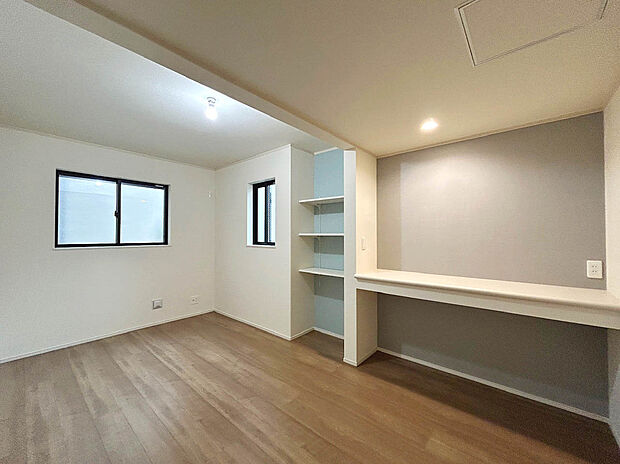 【Room】
カウンタースペースが備わっている居室。ワークスペースや飾り棚として用途様々に活用出来ます。