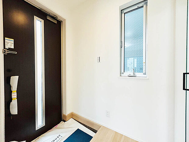 【Entrance】
白を基調とした清潔感のある玄関。
窓が設けられているので、換気を行うことができます。