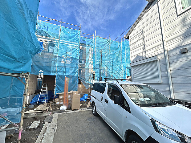 【外観：11月撮影】
断熱・省エネ性能に優れたZEH水準仕様住宅！
普段の光熱費を抑えて永く暮らしやすい邸宅。