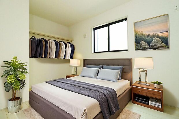 【建物プラン例：Room】
アクセントクロスでおしゃれな空間。
デザイン性だけでなく、空間の広がりも感じられる設計となっています。
建物面積：100m2｜建物参考価格：2003万円