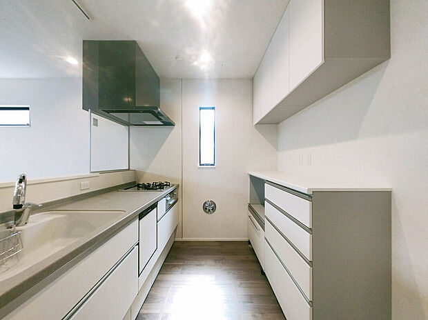 【Kitchen】
あると便利な食洗器搭載キッチン。手洗いの時間や労力を大幅に削減でき、家事の効率化が図れ、空いた時間に他の作業やのんびり家族との時間が増えます。