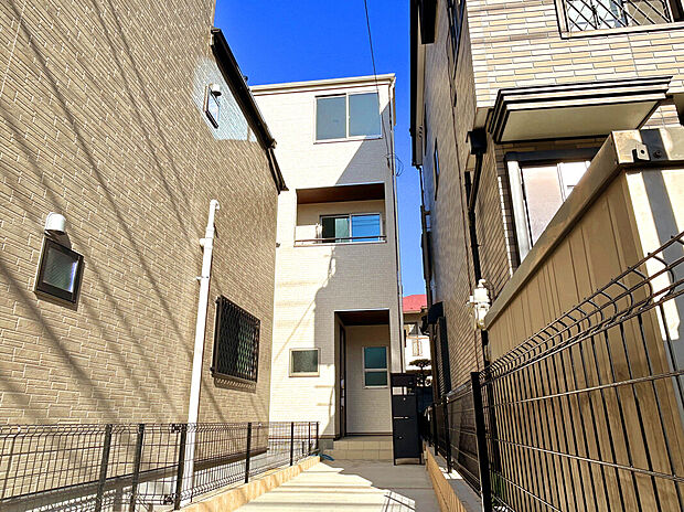 【外観】
都営新宿線「船堀」駅徒歩12分で利用可能！総武線「新小岩」駅もバスで利用可能な距離にある利便性の高い好立地！