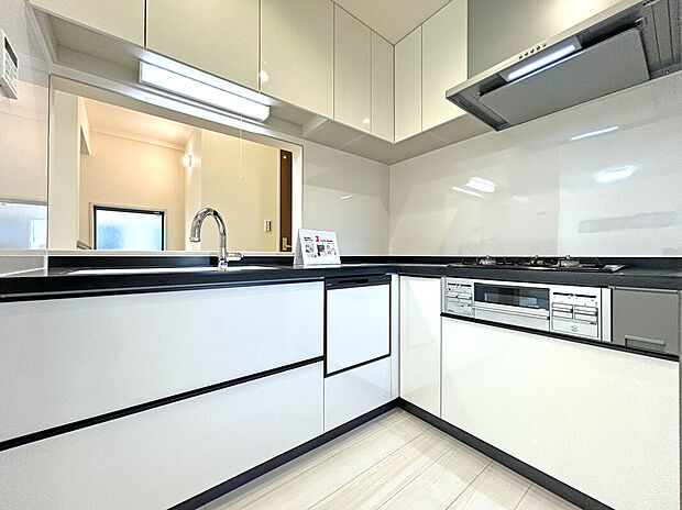 【Kitchen】
あると便利な食洗器搭載キッチン。手洗いの時間や労力を大幅に削減でき、家事の効率化が図れ、空いた時間に他の作業やのんびり家族との時間が増えます。