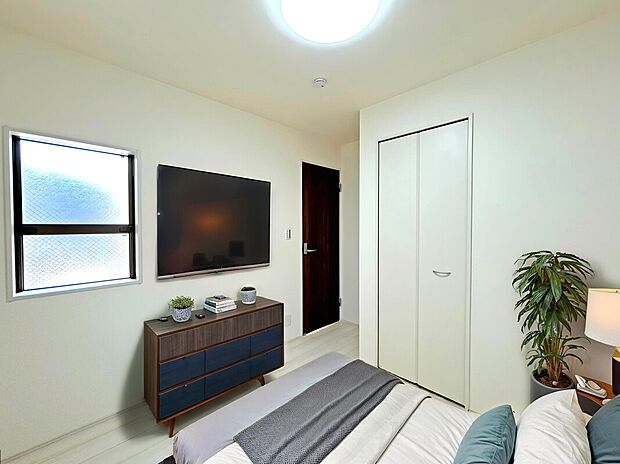 【Room：4.5帖】
全居室に収納スペースが備わっており、洋服や物を置く場所に困りません！本画像はCGで作成しており、実際に現地に家具は配置しておりません。また、価格に家具は含まれません。