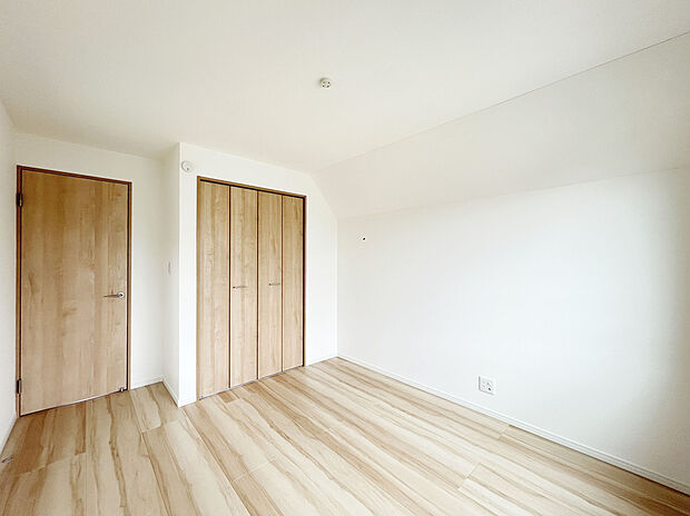 【施工例：Room】
スーパーやコンビニなど商業施設は徒歩9分圏内にあり、日々のお買い物や休日のまとめ買いなども行き来しやすい距離で便利な住環境です！