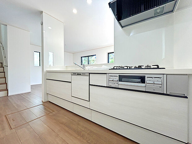 【Kitchen】
キッチン・洗面ルーム・バスルームなどの水周りが同じ階にあるため、家事効率が良くなります！ふと思ったときすぐ家事を行えるので面倒な階段の往復がなくなるのもメリットです。