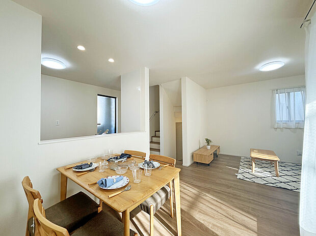 【LDK：17帖】
明るさと開放感に満ちたLDK17帖×4部屋の3階建てプラン！
バルコニーが3面備わっており、陽当たり・通風良好！