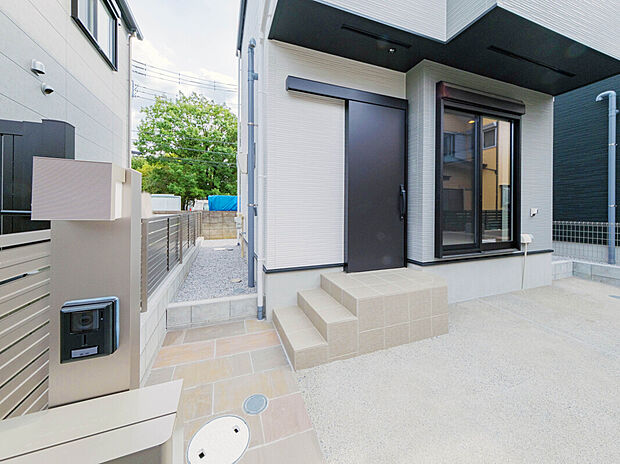 【Entrance】
シューズインクローゼット付きの玄関でいつでもお客様を迎えられる玄関先が叶います！