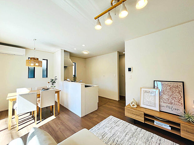 【LDK 14.06帖：A号棟】
断熱・省エネ性能に優れたZEH水準仕様住宅！
普段の光熱費を抑えてくれるので、永く過ごしやすい邸宅！