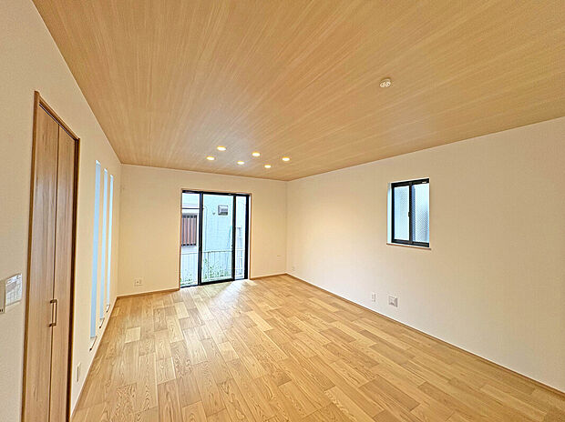 【LDK：15.75帖】
3面採光で陽当たり・通風良好、床暖房搭載で冬でも足先から温かく快適な空間に。
