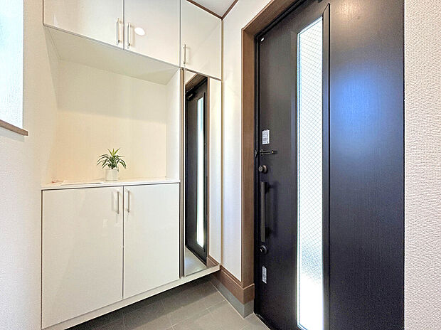 【Entrance:C号棟】
コの字型シューズボックスが備わっている玄関。立面鏡も付いており、お出掛け前に髪型や服装をチェックすることができます。