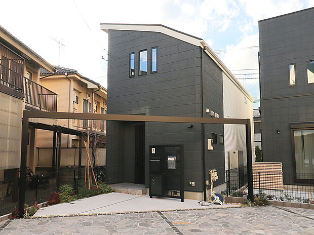 【外観】
京王線「千歳烏山」駅徒歩25分の立地に佇む設備が充実した屋上テラス付き新築分譲住宅が登場！
広いLDKと贅沢な設備仕様がお客様をより快適な暮らしへ導きます！