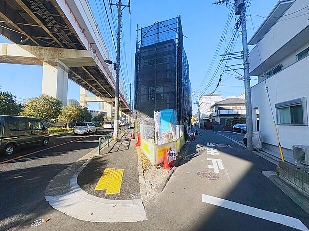 【外観:12月中旬撮影】
物件周辺はコンビニ徒歩2分、スーパー徒歩8分と買い物施設が使いやすい徒歩圏内に点在している住環境。