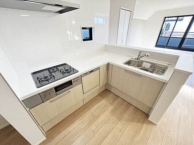【Kitchen】
食洗機付きカウンターキッチン。L字型で作業スペースも多くとれます。