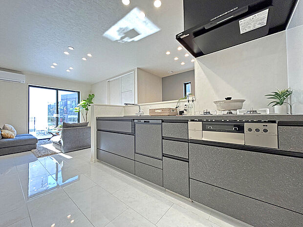 【Kitchen：1号棟】
リビングには床暖房搭載！
キッチンには食洗機・浄水器搭載タッチレス水栓！浴室乾燥機、ミストサウナなど設備仕様が豊富で快適な暮らし！