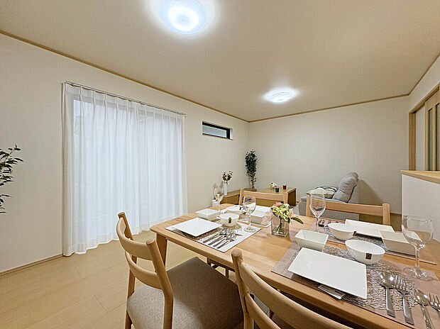 【LDK:16帖】
2面採光で陽当たり・通風良好のリビング。
カーテン付販売のため、採寸などの手間がなく購入を急ぐ必要もありません。
カーテンによって外から様子が分かりづらく、くつろぎやすい空間。