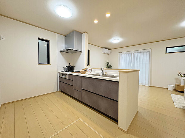 【Kitchen】
リビング全体を見渡せるカウンターキッチンは作業しながらでも家族と会話を楽しむことが可能。
カウンター越しでの会話が可能なので、お子様を火元に近づけることなく安心して調理が出来ます。