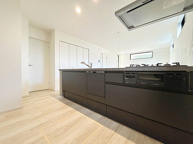 【建物プラン例：Kitchen】
ペニンシュラキッチン設計で開放的なリビングルームで過ごせます。
建物参考価格：1500万円｜建物面積：84ｍ2～