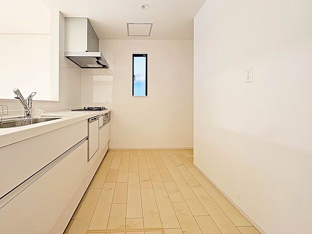 【Kitchen:A号棟】
あると便利な食洗器搭載キッチン。手洗いの時間や労力を大幅に削減でき、家事の効率化が図れ、空いた時間に他の作業やのんびり家族との時間が増えます。