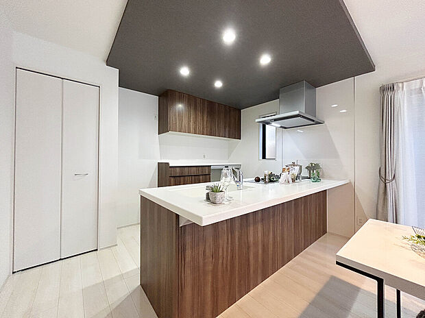 【施工例：Kitchen】
折下天井によって空間にメリハリがつき、のっぺりとした印象を払拭。高いデザイン性も兼ね備えた住宅。