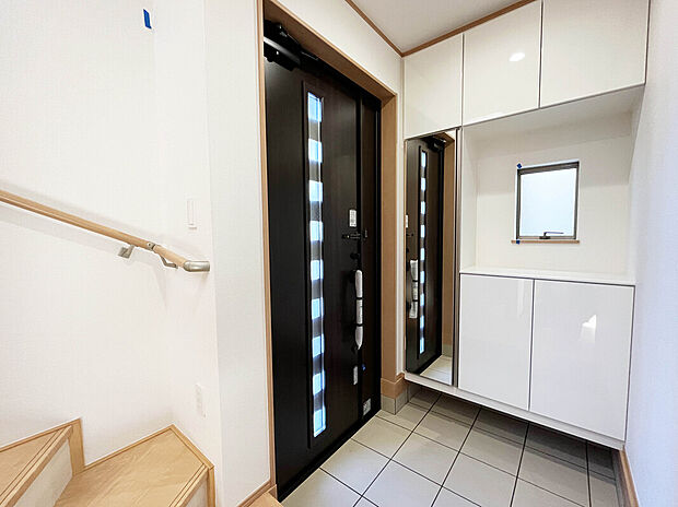 【施工例：Entrance】
商業施設や教育施設が徒歩圏内に多く点在しており、共働きの子育て世帯でも安心して暮らせる住環境となっております。