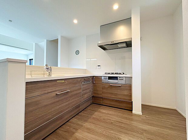 【施工例：Kitchen】
幼稚園や保育園、小中学校など教育施設も徒歩15分圏内に多く点在しており、共働きの子育て世帯でも安心して暮らせます。