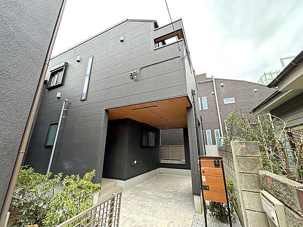 【外観】
黒を基調としたスタイリッシュな外観。
通りより少し奥へ入った隠れ家のようなプライベート空間のある邸宅となっております。