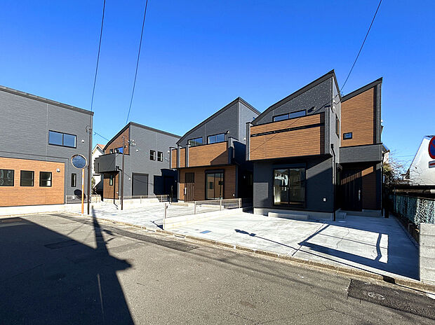 【外観】
「三鷹」「武蔵境」「調布」駅が利用可能な利便性の高い立地!
自然豊かな閑静な住宅地に佇む、黒を基調としたシックな外観デザインは高級感ある住まい。