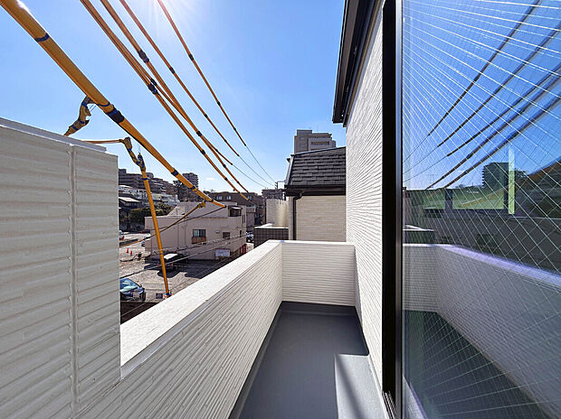 【Balcony:B号棟】
志村第四小学校まで徒歩5分、志村第二中学校徒歩12分、保育・幼稚園が徒歩圏内に点在する共働きの子育て世帯にも安心して暮らせる住環境となっています。