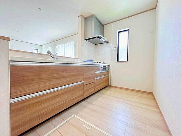 【建物プラン例:Kitchen】
参考プランでは断熱・省エネ性能に優れたZEH水準×耐震等級3を取得前提とした永住に相応しい高品質な建物をご提案。カラーセレクトのご相談が可能!