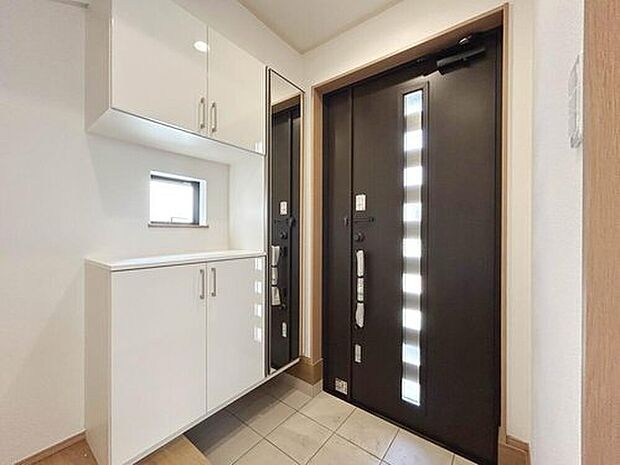【建物プラン例:Entrance】
コの字型シューズボックスが採用され、鍵やアロマディフューザーなどの小物類を置くことができます。