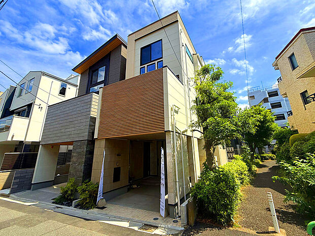 【外観】弊社限定公開！土日祝日現地販売会実施中！
小田急線「千歳船橋」駅まで徒歩5分の閑静な住宅地の角地に佇む、延床39坪の3階建て邸宅が誕生。イトーピアホーム施工の内装にこだわった高級感のある住まい
