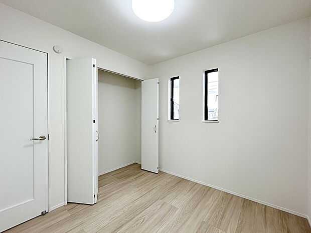 【Room：B号棟】
周辺には市立北ノ台小学校（1040m）、深大寺保育園（710m）、長久寺学園幼稚園（850m）が揃い、教育施設が徒歩圏に充実。
