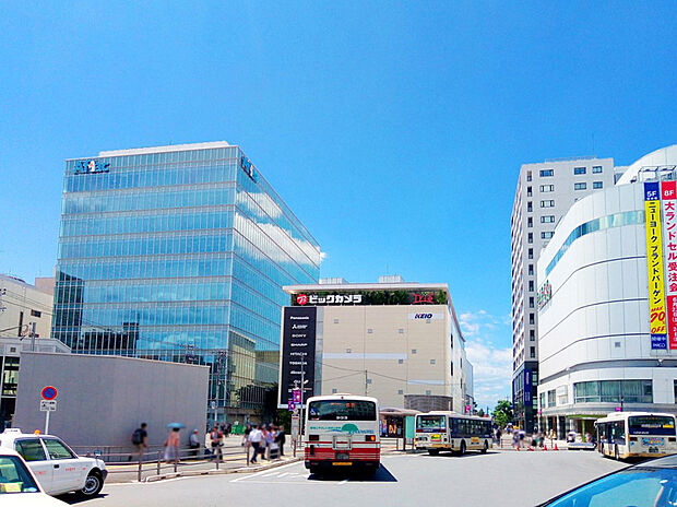 【京王線「調布」駅】
京王線「調布」駅から都心である「新宿」駅まで直通22分ほどで行くことも可能。通勤・通学利便の良い立地。