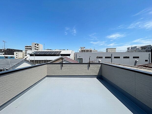 【Roof Balcony】
断熱・省エネ性能に優れたZEH水準仕様、耐震等級3を取得し、意匠性や広さだけではなく、長く暮らす邸宅としての安心と快適性にも配慮されています。