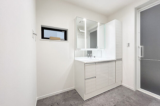 【シャワー付き洗面台】収納スペースも充分。外観の美しさと機能性を兼ね備えた3面鏡洗面台です。
