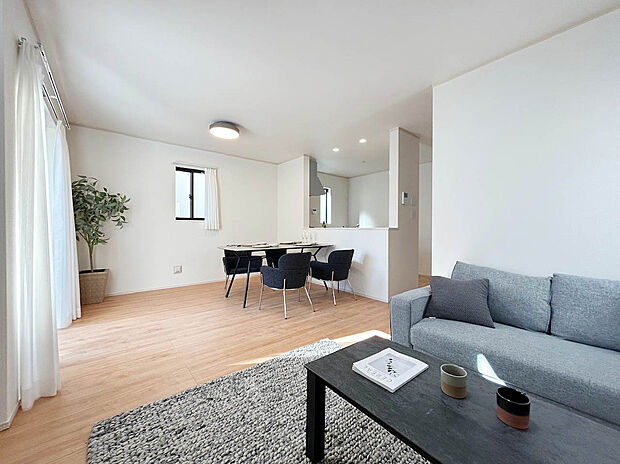 【【施工例：LDK】】床暖房や食洗器、鏡面仕上げシューズボックスなどが標準設備で快適な暮らしを叶える邸宅。