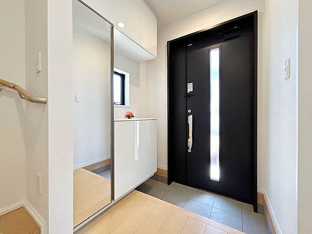 【【施工例：Entrance】】立面鏡が備わっているシューズボックス。お出掛け前に髪型や服装などをチェック出来ます。