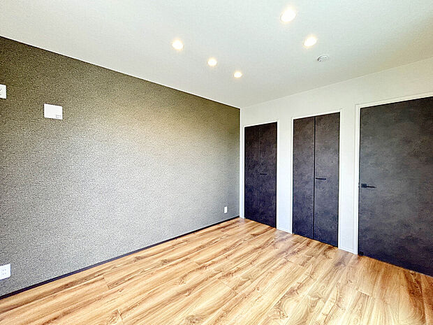 【【アクセントクロス】】アクセントクロスが室内の雰囲気を引き締める室内。